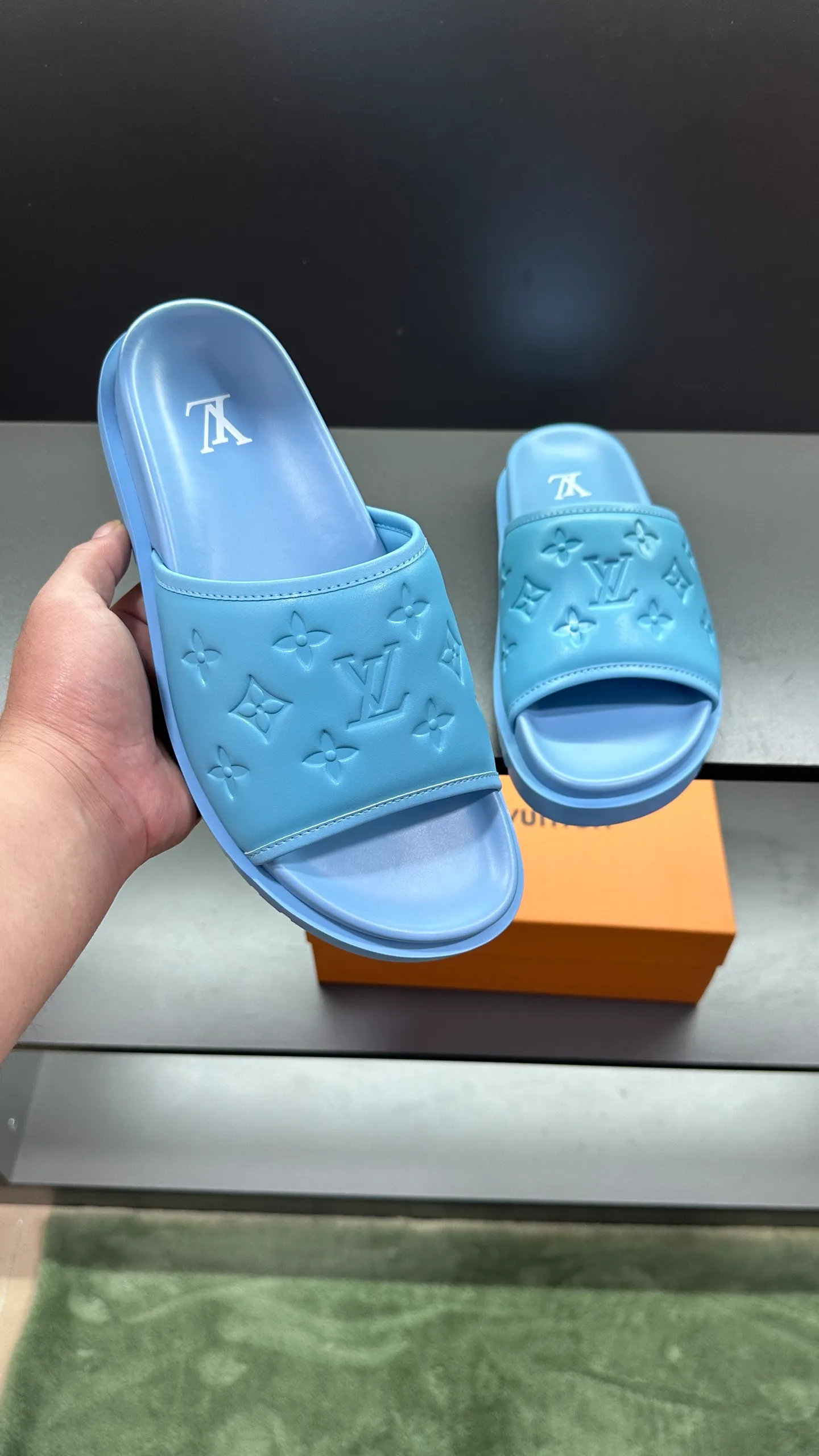 [L Home] P: 300💰Size: 38-45 Top purchasing lv men's summer slippers, classic presbyopia with soft real leather lining, unique color splicing effect, distinctive personality, fashionable and trendy essential style, light and comfortable. Lightweight and tough rubber insole, micro ridged foam outsole, super comfortable!